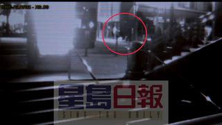 視頻拍到一名兇徒不斷踢打林泰紅圈內(nèi)。美國《星島日報》