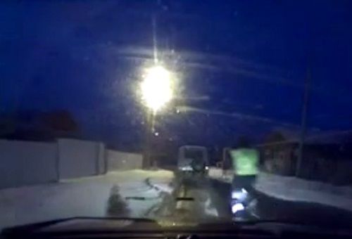 警車(chē)追逐中仍未追上可疑汽車(chē)，此時(shí)令人震驚的一幕出現(xiàn)，一名警察從警車(chē)中跳出來(lái)，向可疑車(chē)輛跑去。
