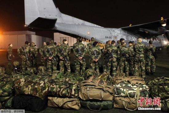 當(dāng)?shù)貢r間1月7日，法國軍人抵達巴黎布爾歇機場。他們將被部署在巴黎，以增強巴黎市的安保力量。