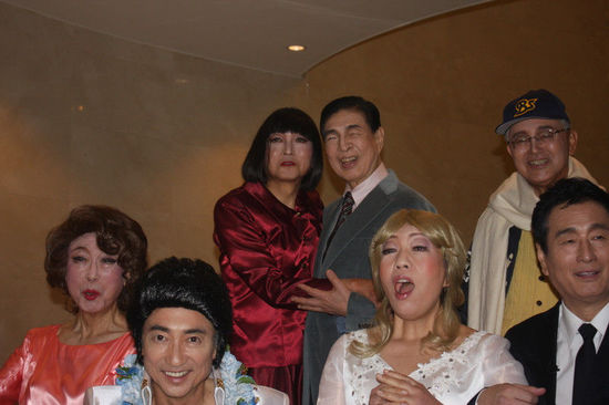日本前首相鳩山由紀(jì)夫（后排左一）女性扮相演出音樂?。ňW(wǎng)頁截圖）