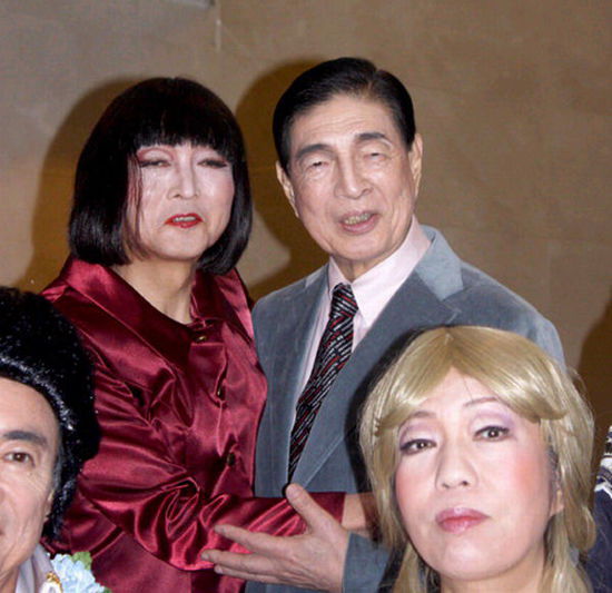 日本前首相鳩山由紀(jì)夫（后排左一）女性扮相演出音樂?。ňW(wǎng)頁截圖）