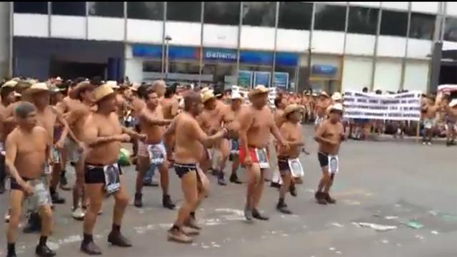 墨西哥農民發(fā)起抗議活動：半裸上身跳舞(圖)