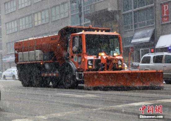 當?shù)貢r間1月26日開始，美國東北部地區(qū)遭遇特大暴風雪天氣的猛烈襲擊。紐約州、新澤西州、馬薩諸塞州等多個州26日宣布進入緊急狀態(tài)或發(fā)布外出旅行禁令。受特大暴風雪天氣影響，至26日晚，全美當天超過8000架次航班被迫取消或延誤。 中新社發(fā) 阮煜琳 攝