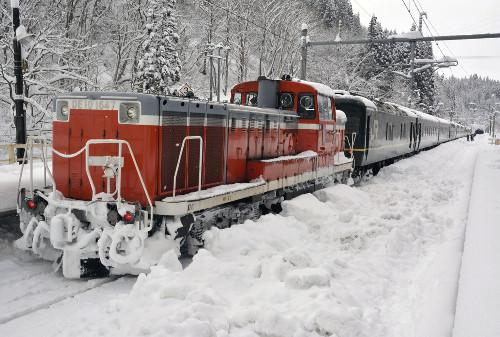 JR一臥鋪特急列車，因大雪在JR奧羽線津輕湯站附近拋錨，約130名乘客不得不在車上過夜。