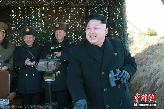 資料圖：當(dāng)?shù)貢r(shí)間2015年1月31日，據(jù)朝鮮《勞動(dòng)新聞》報(bào)道，朝鮮最高領(lǐng)導(dǎo)人近日視察朝鮮?？哲娐?lián)合演習(xí)，演習(xí)中還出動(dòng)了戰(zhàn)斗機(jī)和潛艇。
