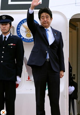 安倍在機(jī)場告別，面色凝重