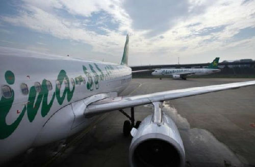 資料圖片：上海虹橋機場停靠的一架春秋航空客機。（圖片來源：路透社）