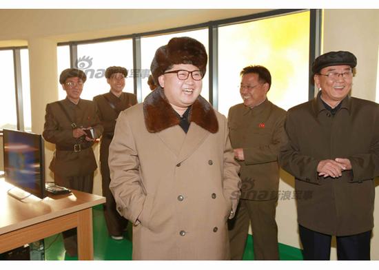 金正恩現(xiàn)場指導(dǎo)工作。