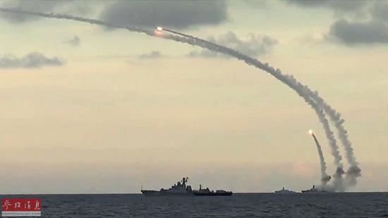 圖為里海艦隊軍艦從里海水域發(fā)射18枚“口徑-NK”巡航導彈。