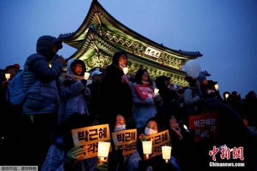 韓國民眾要求樸槿惠下臺的燭光集會現(xiàn)場。