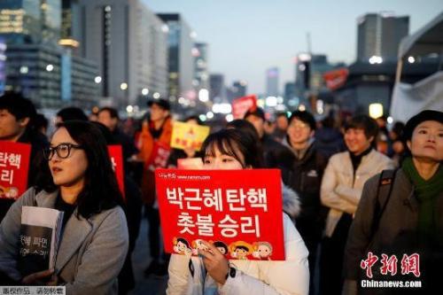 資料圖：當(dāng)?shù)貢r(shí)間3月10日上午，韓國(guó)憲法法院就總統(tǒng)彈劾案審判，樸槿惠被立即免去總統(tǒng)職務(wù)。當(dāng)晚，韓國(guó)民眾走上首爾街頭舉行燭光集會(huì)。