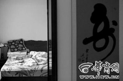 昨日，徐萬發(fā)躺在自家床上，鼻子插著氧氣管 記者張杰攝