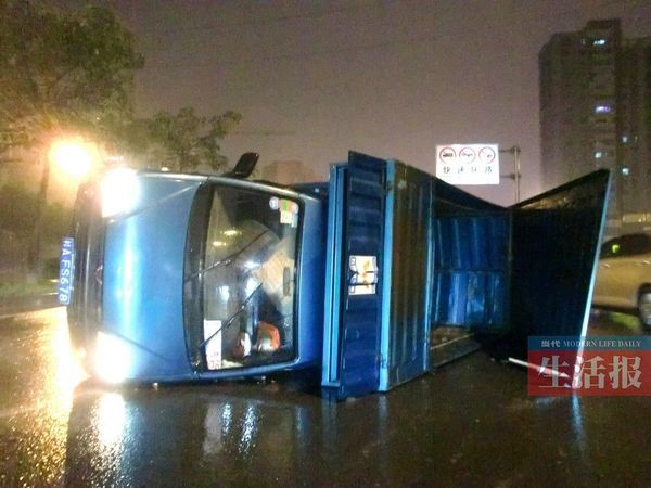 小貨車側(cè)翻現(xiàn)場(chǎng)。
