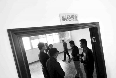  副經(jīng)理室裝修得相當(dāng)豪華，稱得上“土豪”級(jí)別