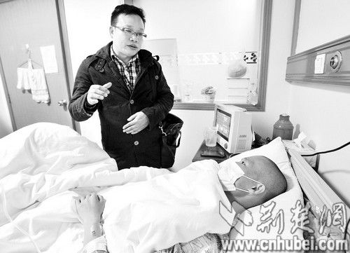 武漢紅十字會(huì)遺體捐獻(xiàn)管理中心主任駱?shù)搹?qiáng)探望張琪