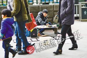 街頭，張啟輝將自己的作品擺放出售。