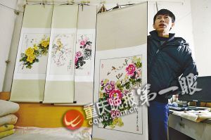 靠一根拇指夾畫(huà)筆，張啟輝繪出美麗色彩。