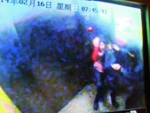 男子尾隨侯某進(jìn)入電梯。