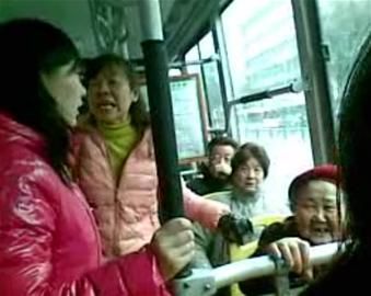 女孩沒給老太讓座被人批。