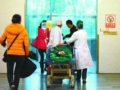 受傷女孩做完手術(shù)被送往重癥監(jiān)護(hù)室。記者楊濤 攝