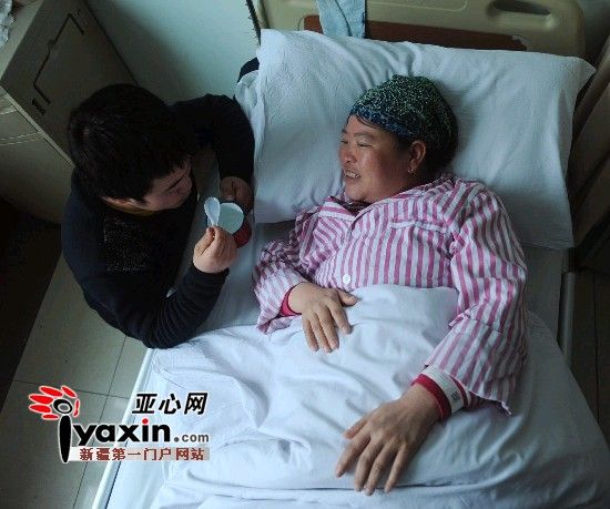2月15日，馬友紅給病床上的母親喂水喝，對(duì)于家庭現(xiàn)在的處境，身患重癥的母親也時(shí)而感到愧對(duì)兒子。亞心網(wǎng)記者 張已 攝