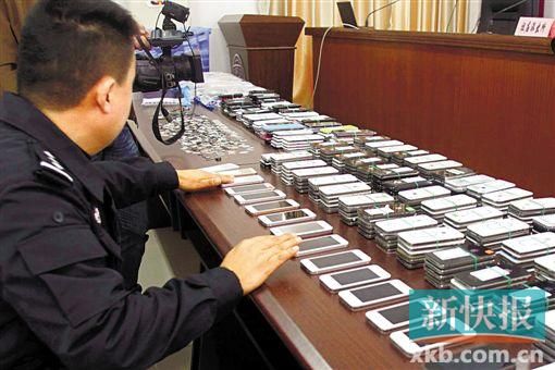 警方繳獲的贓物很多是高檔手機。新快報記者 陳榮炎/攝
