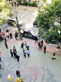 市民提供給賀偉的事發(fā)時雙方?jīng)_突照片。