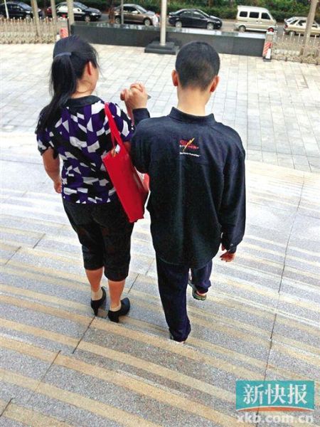 李星兒與媽媽蔣女士牽手走出法院。 新快報記者 張國鋒/攝