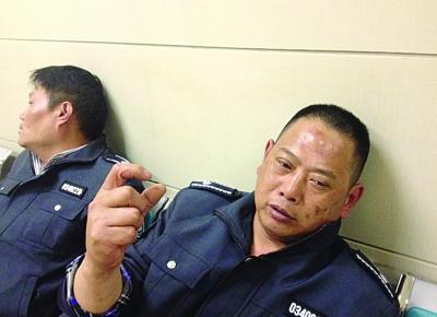 被打傷的城管隊員。陳郁攝