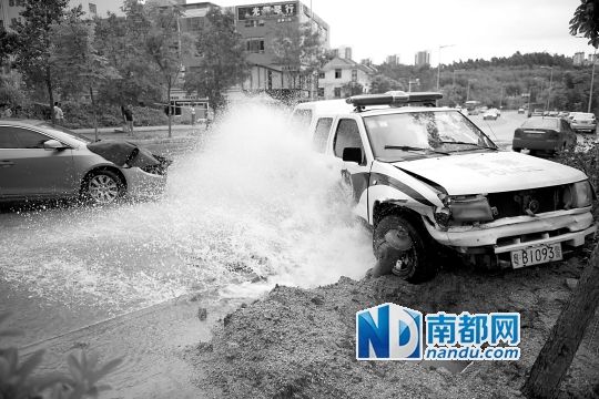 昨日，龍華金龍路，男子開走警車，后撞上消防栓停下，警車車頭受損。