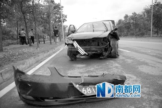 男子搶的比亞迪轎車車頭損毀嚴重。