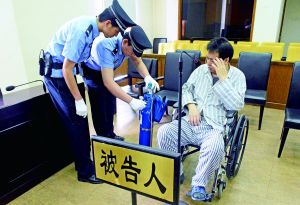 被告人李萬勇因病吸氧受審。首席攝影記者 吳寧/攝
