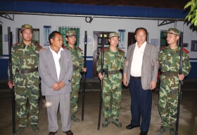 　5月17日，岳陽監(jiān)獄，自稱是聯(lián)合國官員的男子被當(dāng)場抓獲。圖/通訊員續(xù)暖和