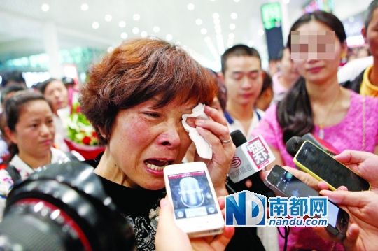 昨日，被拐25年的翁女士(粉紅色衣服者)與生母在深圳機(jī)場(chǎng)見(jiàn)面。
