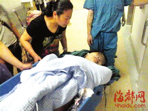 鄭老師被刺傷后，被急送至市二醫(yī)院治療