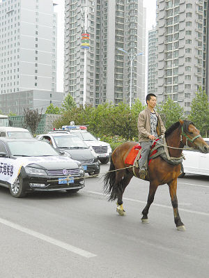 　馬拉汽車引人關(guān)注。