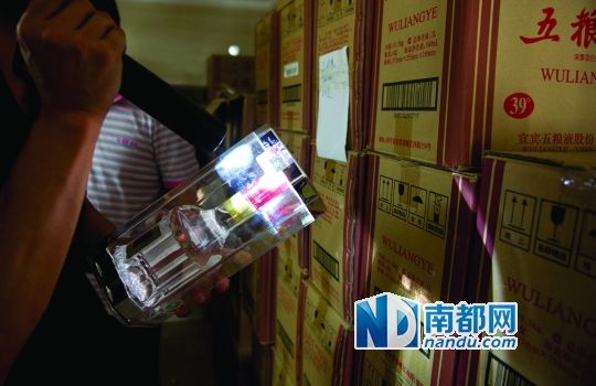 百萬(wàn)豪宅成制假酒窩點(diǎn) 300元低檔酒勾兌上萬(wàn)洋酒