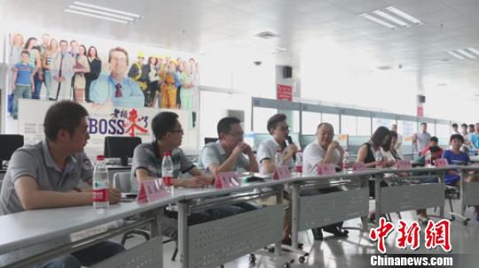 　招聘會(huì)現(xiàn)場(chǎng)，用人單位老板一字排開(kāi)，與求職者面對(duì)面交流　李超慶　攝