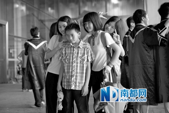 6月22日上午,楊六斤參觀深圳大學(xué)科技樓,雖然來到康橋書院才兩星期,但他卻已經(jīng)融入了同學(xué)們的生活中。</p><p>　　