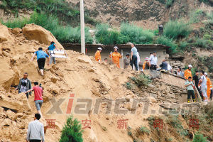昨日，公安、消防人員在事故現(xiàn)場(chǎng)搜救