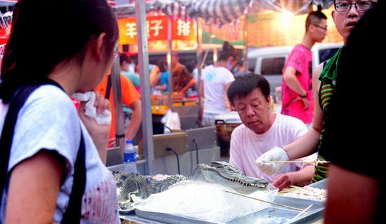 沈陽現(xiàn)“烤鱷魚肉”20元一串現(xiàn)烤現(xiàn)賣(圖)