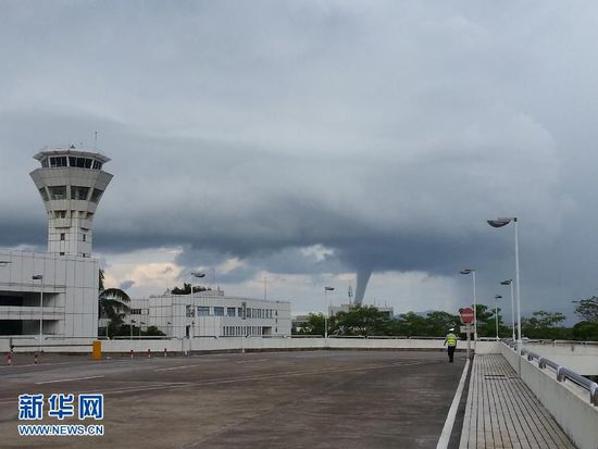 珠海機(jī)場附近海域現(xiàn)“龍吸水”奇觀(圖)