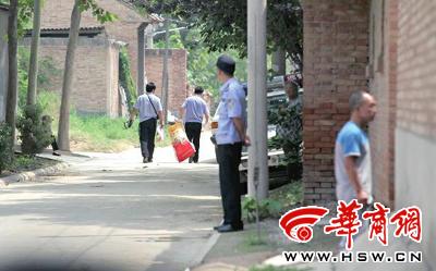 昨日，西安市閻良區(qū)譚家村，警方在事發(fā)的孫某家里勘查現(xiàn)場(chǎng)后，將提取的物證帶走 記者 黃利健 攝