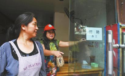 8月14日，市民志愿者體驗城管執(zhí)法招呼商家不要亂張貼。