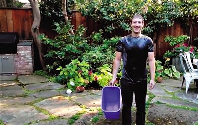 8月13日，F(xiàn)acebook CEO扎克伯格應(yīng)新澤西州州長挑戰(zhàn)將一桶冰水從自己頭上淋下，他表示所做的一切都是為了慈善，并挑戰(zhàn)比爾·蓋茨。