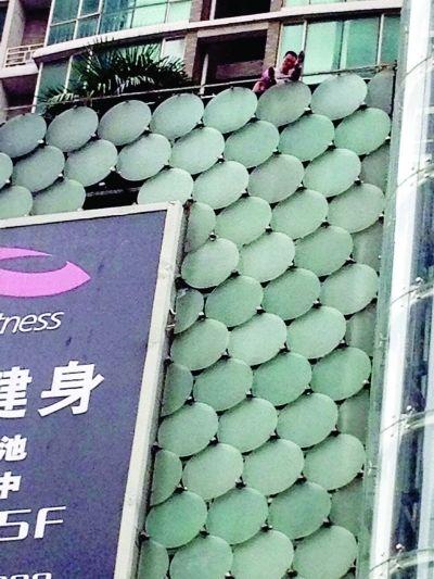 環(huán)亞廣場5樓露臺上，有一男子揚(yáng)言跳樓。