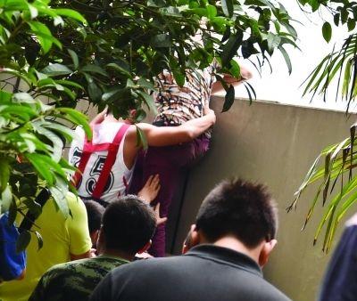 2小時(shí)后，該包工頭終于被抱下來了。