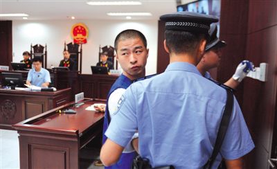 宣判后，馬凱被帶出法庭時(shí)，沖著旁聽(tīng)席上的姐姐喊道：“照顧好媽”。