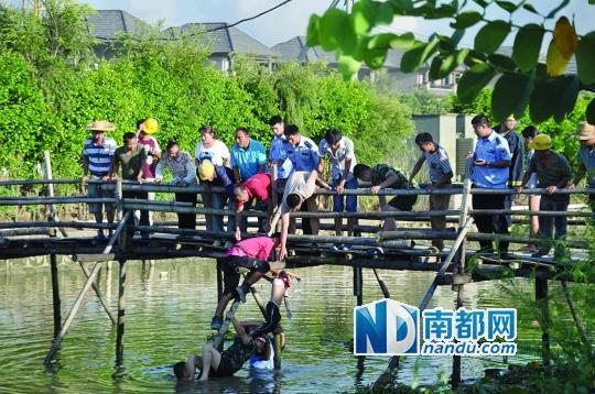 救援人員合力打撈起落水女孩，后經(jīng)醫(yī)護(hù)人員確認(rèn)已經(jīng)死亡。受訪者供圖