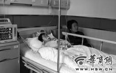 昨日下午，在延長(zhǎng)縣醫(yī)院，外婆守在5歲的黑鈺雅病床前
